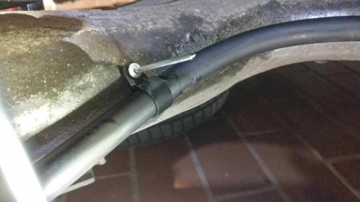 Riveting-on the cable catch