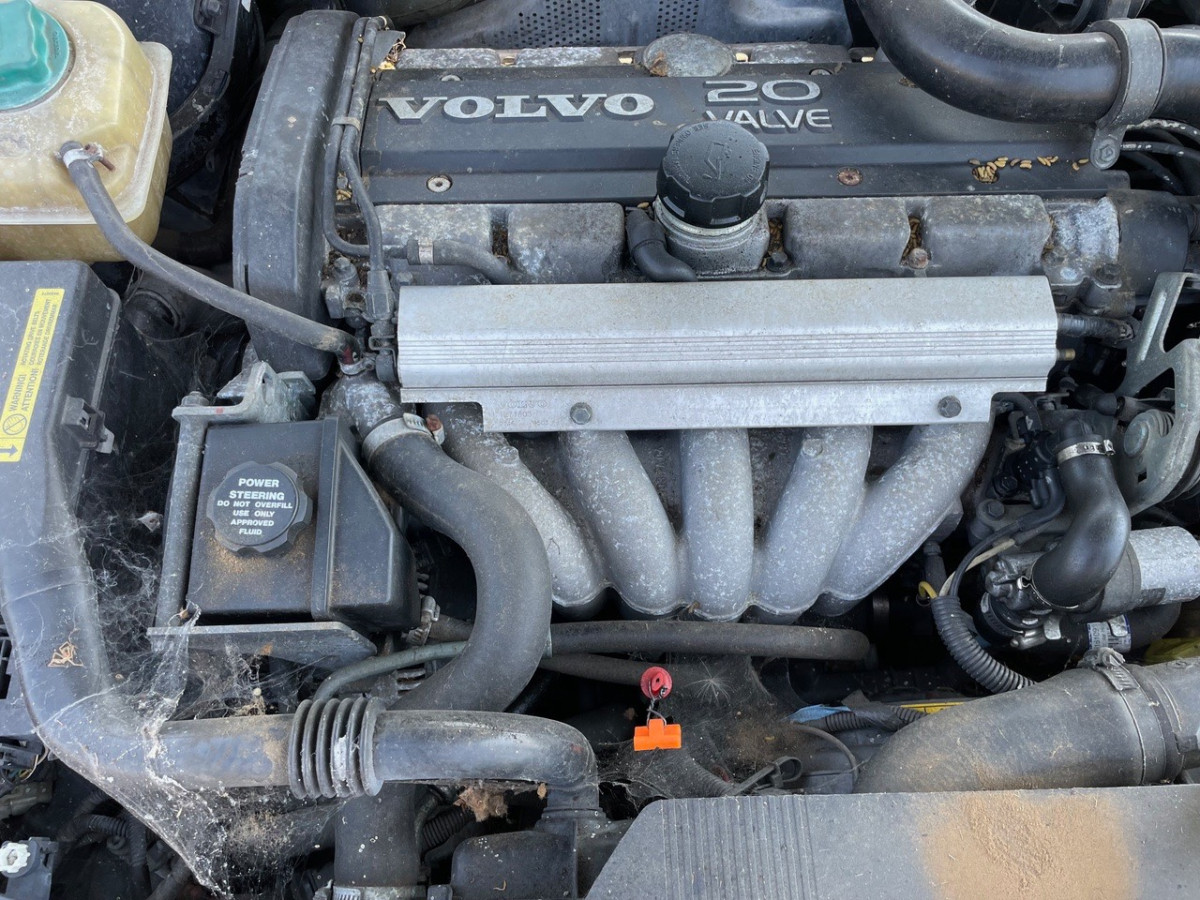 the 850 engine bay and alternator