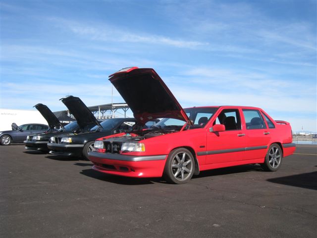 When was the last time 3 Volvo's showed up for track day, let a lone 3 R models? The black 850's are T5R's.