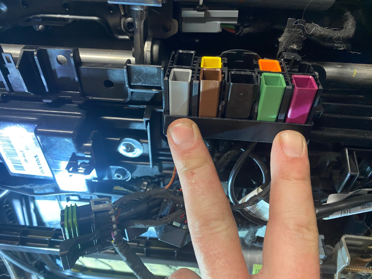 2016 under seat connector: grey plus present