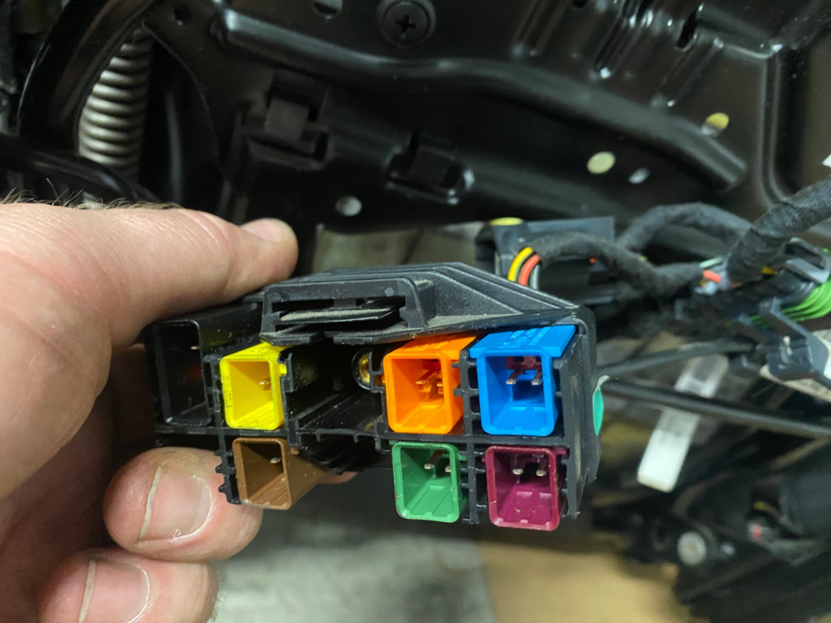 2008 under seat connector: blue plug present