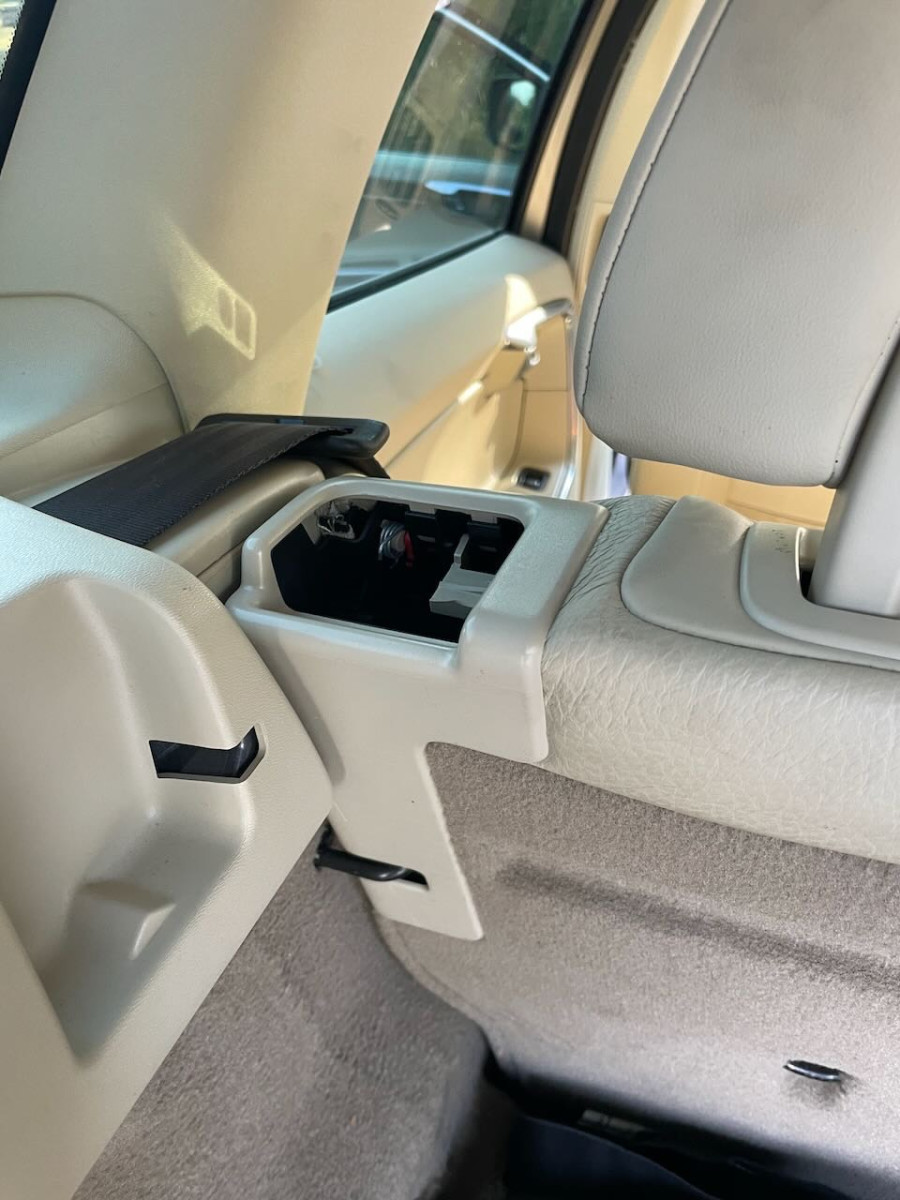 Wide, L rear seat