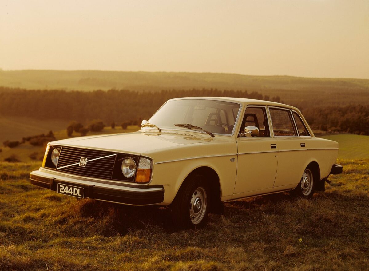 Volvo 244 DL, yellow