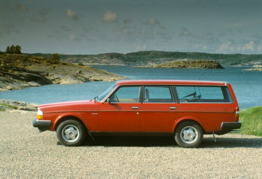 Volvo 245, red, side view